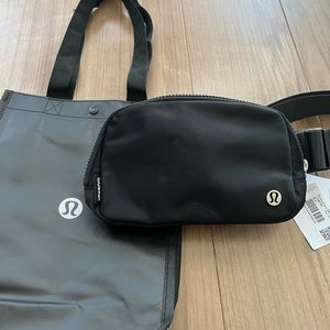Lululemon everywhere belt bag in colour black
